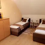 Pacsirta Vendeghaz 3*
