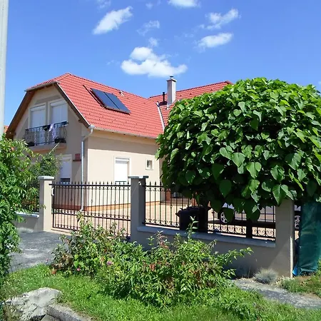 Pacsirta Vendeghaz 3*